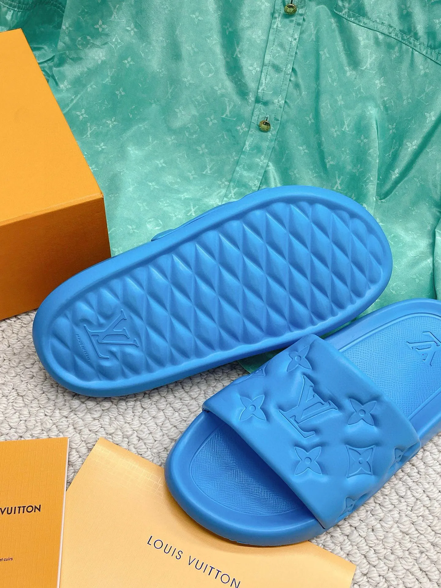 Factory price: 260💰【𝐋𝐕 Slippers】▪️Shoe size: Men's 38-45 ▪️Packaging: Counter top quality~original packaging 𝟐𝟎𝟐3 Louis Vuitton counter's new embossed slippers, L's monogram embossed slippers, Waterfront sandals are back, the upper buckle is embossed with LV's iconic Monogram pattern. Made of waterproof rubber with a comfortable and resilient insole. The lightweight, flexible outsole is embossed with the Louis Vuitton logo. ▪️Fabric: Original molded rubber foam surface ▪️Technology: embossed logo ▪️Sole: Original molded rubber foam outsole ▪️Sole thickness: 3CM.